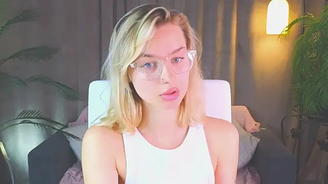 NoraMoreau stripchat live cam model