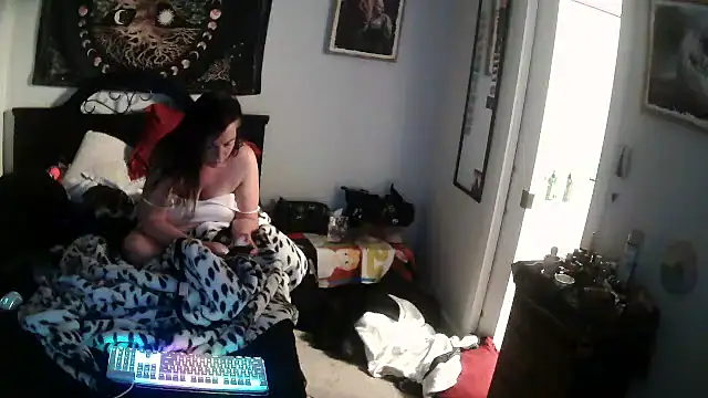Queenemerald stripchat live cam model