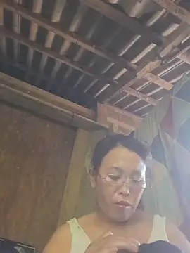 mi-key- stripchat live cam model