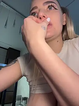 HugeBoobsAlice stripchat live cam model