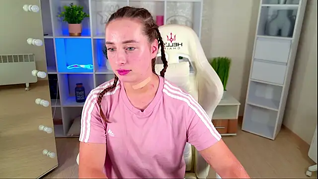 NadinnL stripchat live cam model