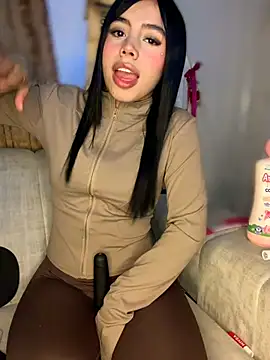 Laura-Khalifa stripchat live cam model