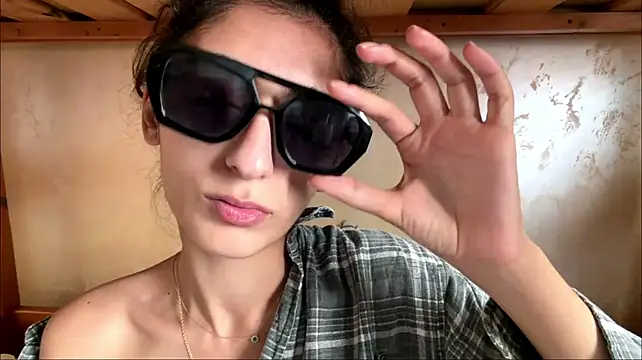 ShantiLeavitt stripchat live cam model