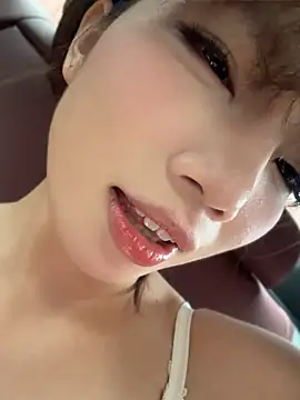 Yiyi-707 stripchat live cam model