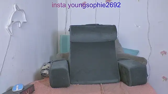 YoungSophie stripchat live cam model