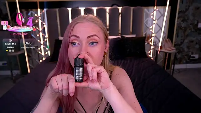 DramaQuenns stripchat live cam model