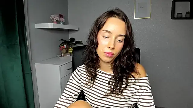 AdeleSolo stripchat live cam model