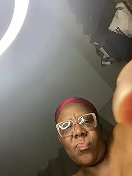 BoobsQueeen stripchat live cam model