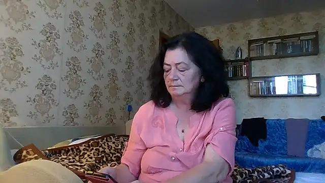 GypsiQueen2 stripchat live cam model