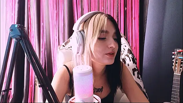 Avi_Nile stripchat live cam model