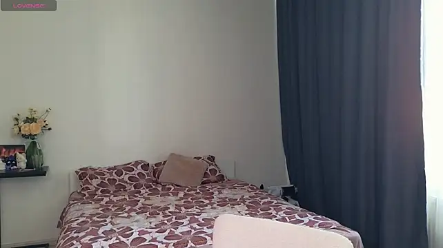 AyeHoney stripchat live cam model