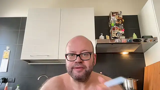 theitalianbear stripchat live cam model