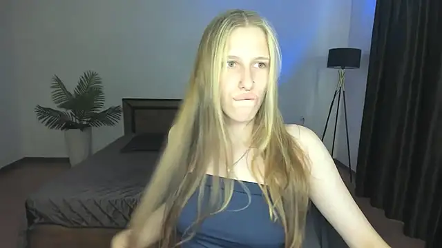 MiaCream stripchat live cam model