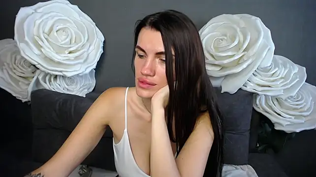 MilaLoona stripchat live cam model