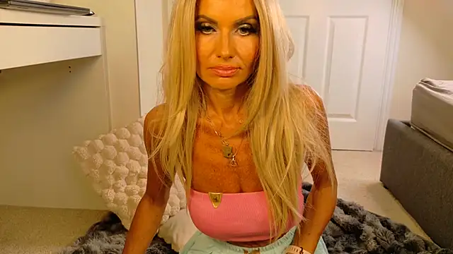 Tinkerbell822 stripchat live cam model