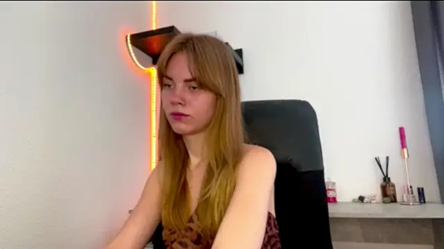 SunnyStrike stripchat live cam model