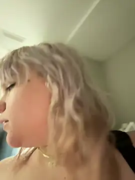 Cutiepiespanks stripchat live cam model