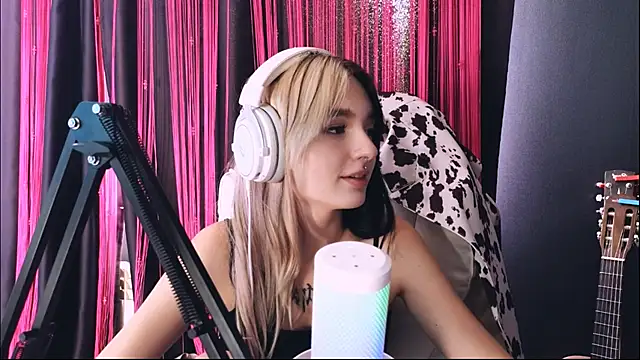 Avi_Nile stripchat live cam model