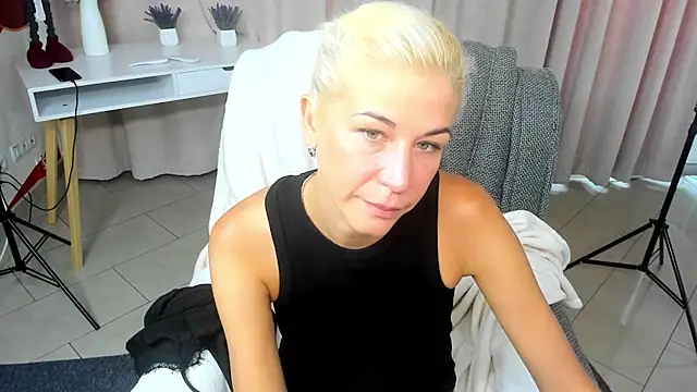 Emilia_Wilss stripchat live cam model