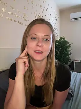 JuicyLucy06 stripchat live cam model