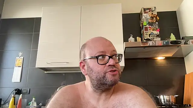 theitalianbear stripchat live cam model