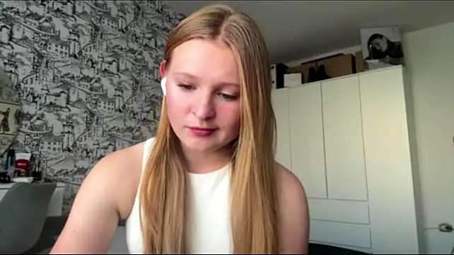 LisFris stripchat live cam model
