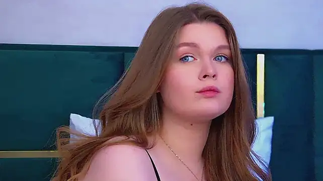 CrystalLyons stripchat live cam model