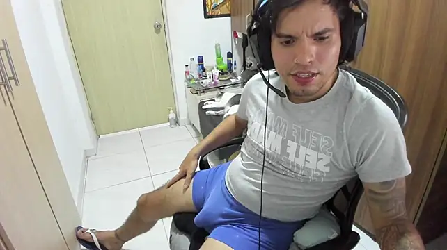 Mrbigcockdanicol10 stripchat live cam model
