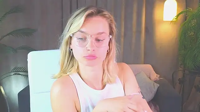 NoraMoreau stripchat live cam model