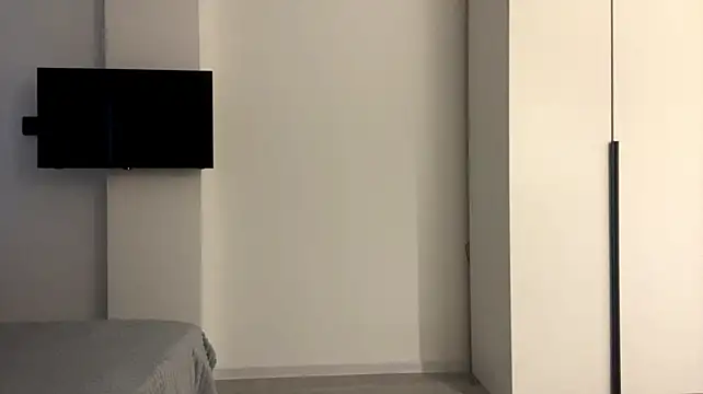 ManyDozens stripchat live cam model
