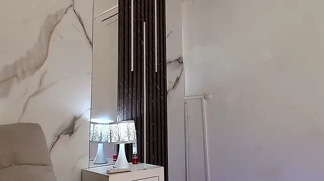 Honey-Hips stripchat live cam model