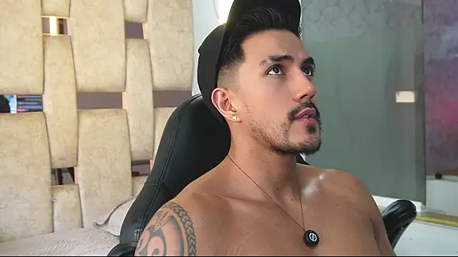 aaron_bolt stripchat live cam model