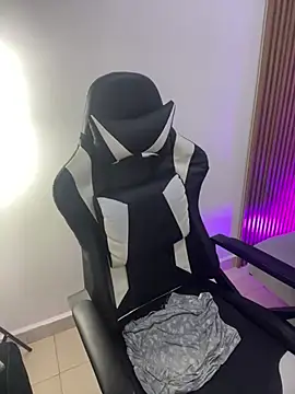 AlmaRosales stripchat live cam model