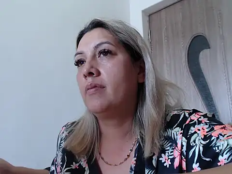 elenadaniela stripchat live cam model