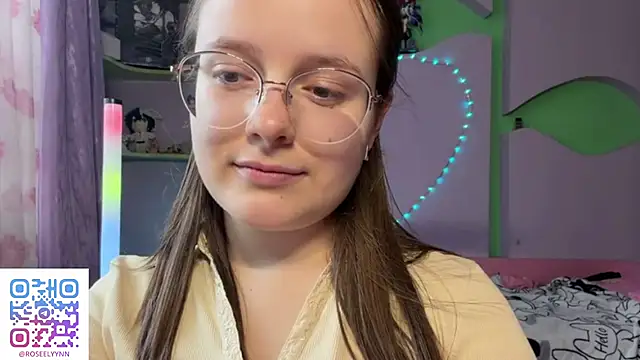 RoseLyyn stripchat live cam model
