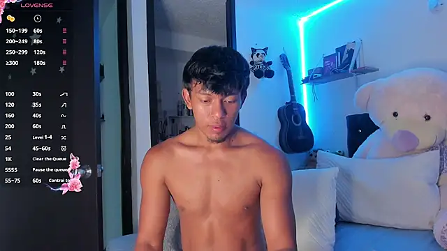 santinaughty stripchat live cam model