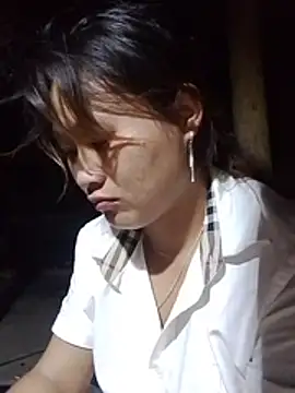Lan-oanh stripchat live cam model