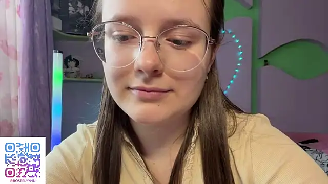 RoseLyyn stripchat live cam model