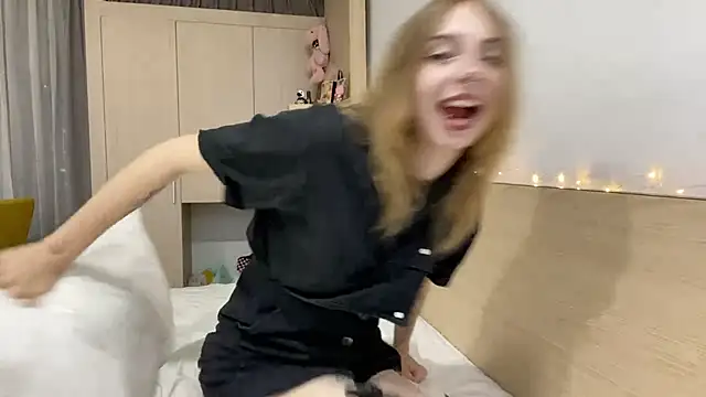 DaniGlow stripchat live cam model