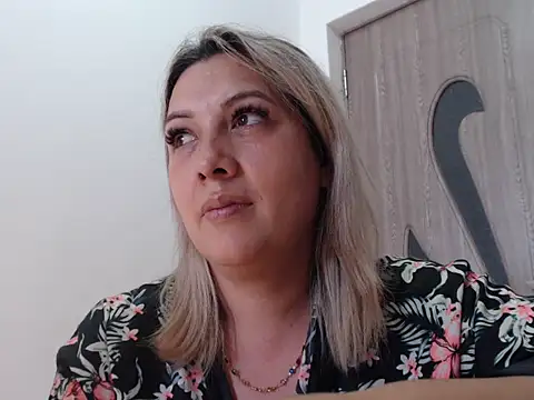 elenadaniela stripchat live cam model