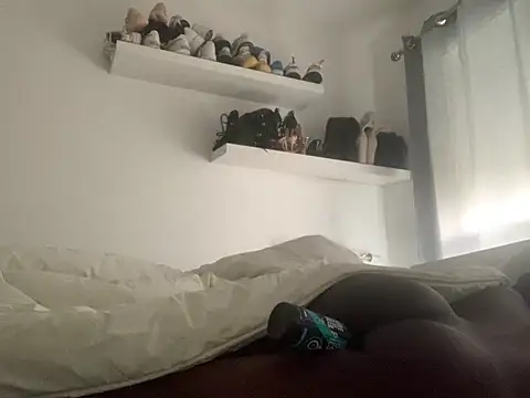 yourmomaaa stripchat live cam model