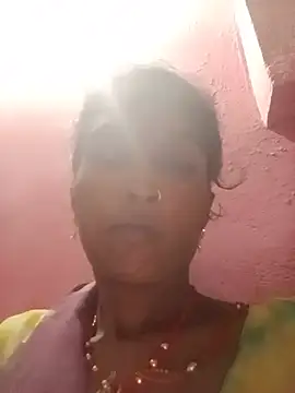 Rinee_suwanee stripchat live cam model