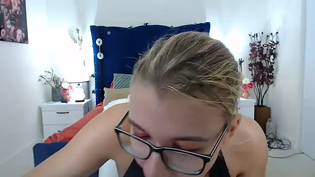 Yennyloves stripchat live cam model