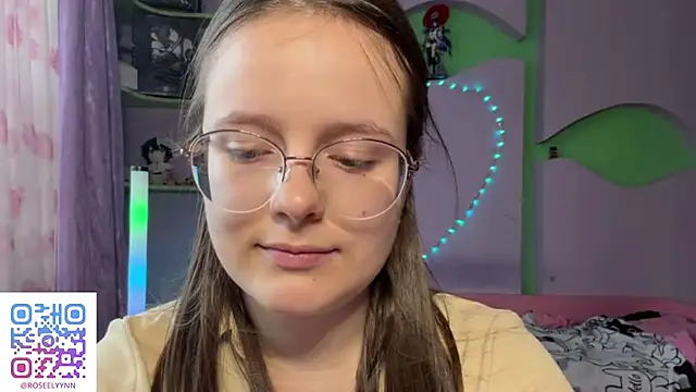RoseLyyn stripchat live cam model