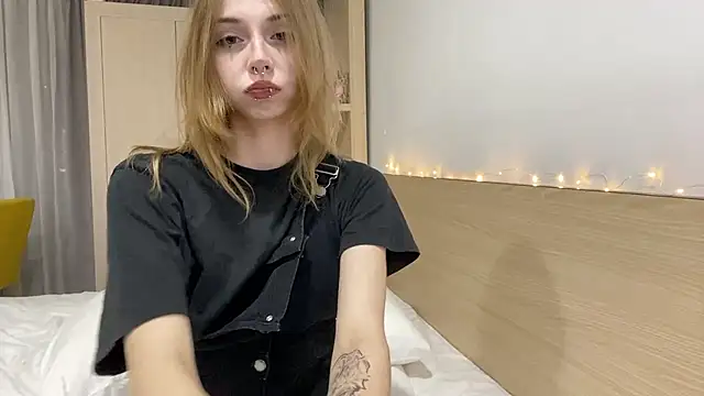 DaniGlow stripchat live cam model