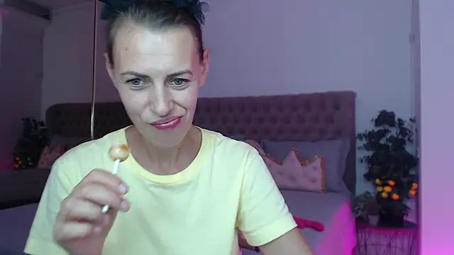 Bellacandyy stripchat live cam model