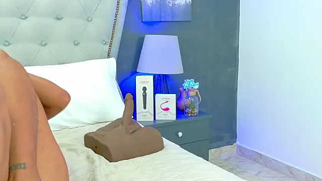 LoanaVega stripchat live cam model