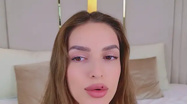 BellaHalles stripchat live cam model