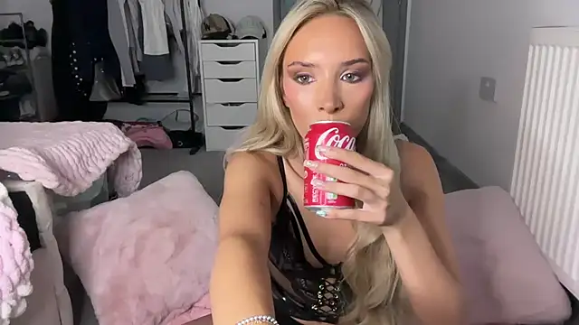 Naughtyblondex stripchat live cam model