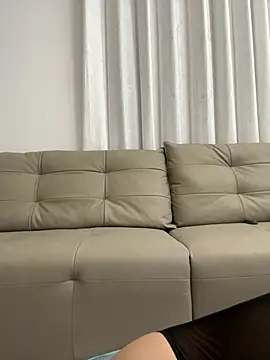 yiyi_3523 stripchat live cam model